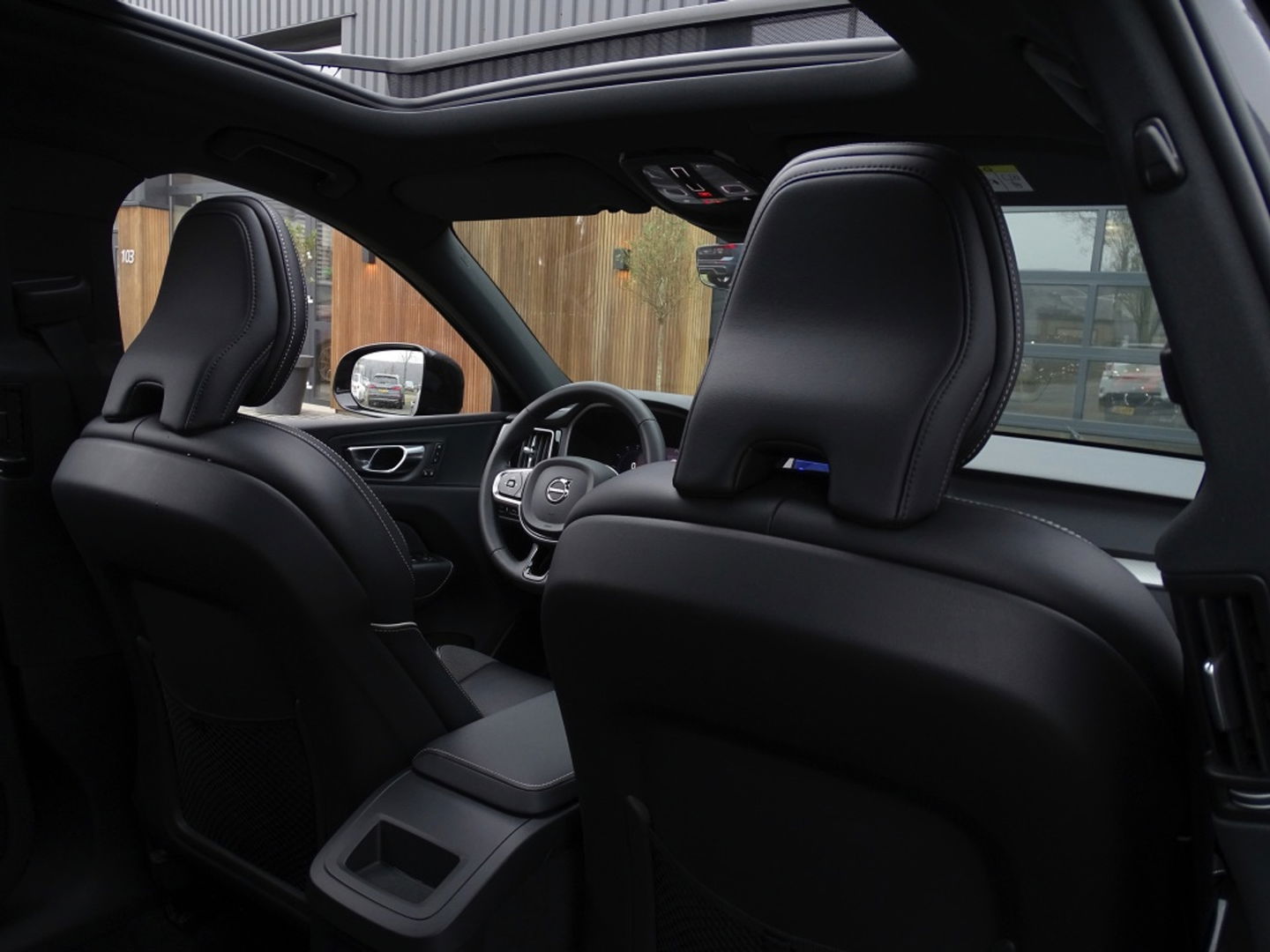 Volvo XC60 T6 341K AWD Recharge Plug-In Hybrid / R- Design / LED