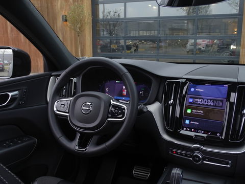 Volvo XC60 T6 341K AWD Recharge Plug-In Hybrid / R- Design / LED