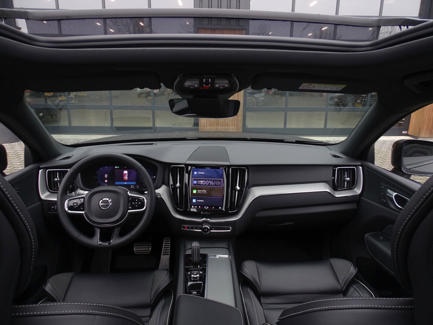 Volvo XC60 T6 341K AWD Recharge Plug-In Hybrid / R- Design / LED