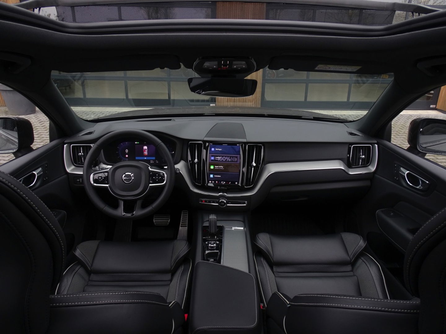 Volvo XC60 T6 341K AWD Recharge Plug-In Hybrid / R- Design / LED