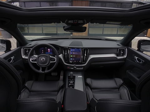 Volvo XC60 T6 341K AWD Recharge Plug-In Hybrid / R- Design / LED