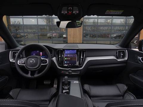 Volvo XC60 T6 341K AWD Recharge Plug-In Hybrid / R- Design / LED