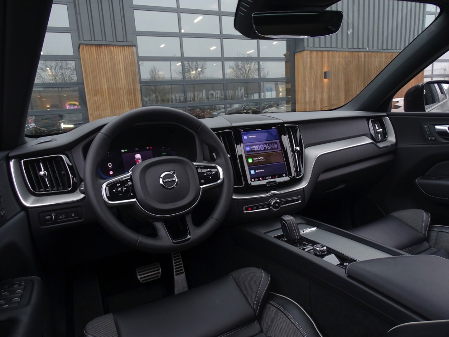 Volvo XC60 T6 341K AWD Recharge Plug-In Hybrid / R- Design / LED