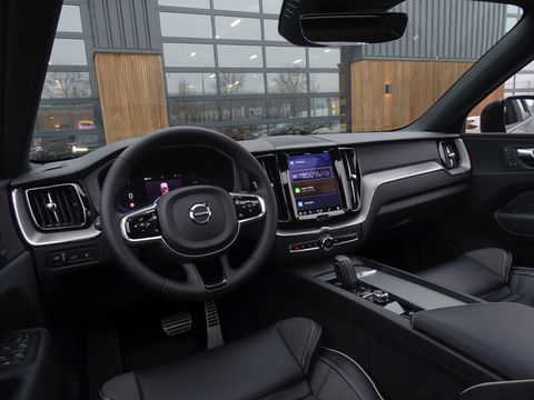 Volvo XC60 T6 341K AWD Recharge Plug-In Hybrid / R- Design / LED
