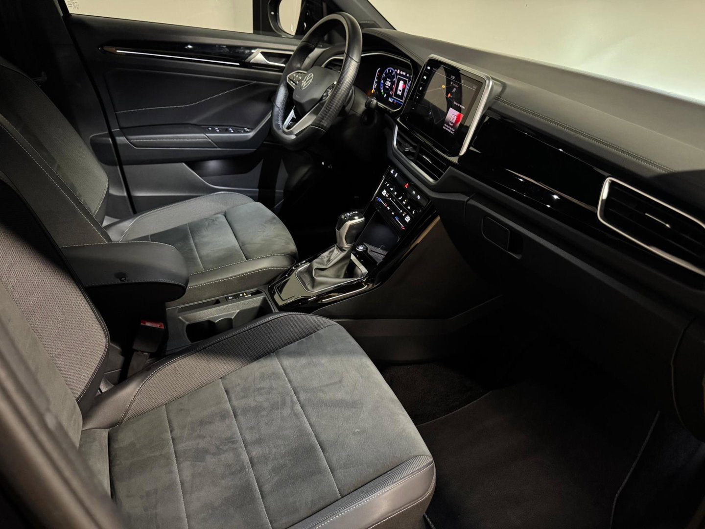 Volkswagen T-Roc 1.5 TSI R-Line PANO KEYLESS CAM