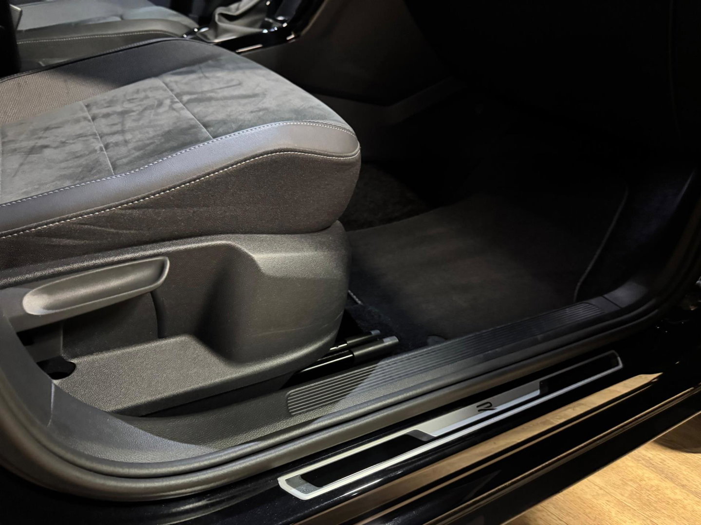 Volkswagen T-Roc 1.5 TSI R-Line PANO KEYLESS CAM