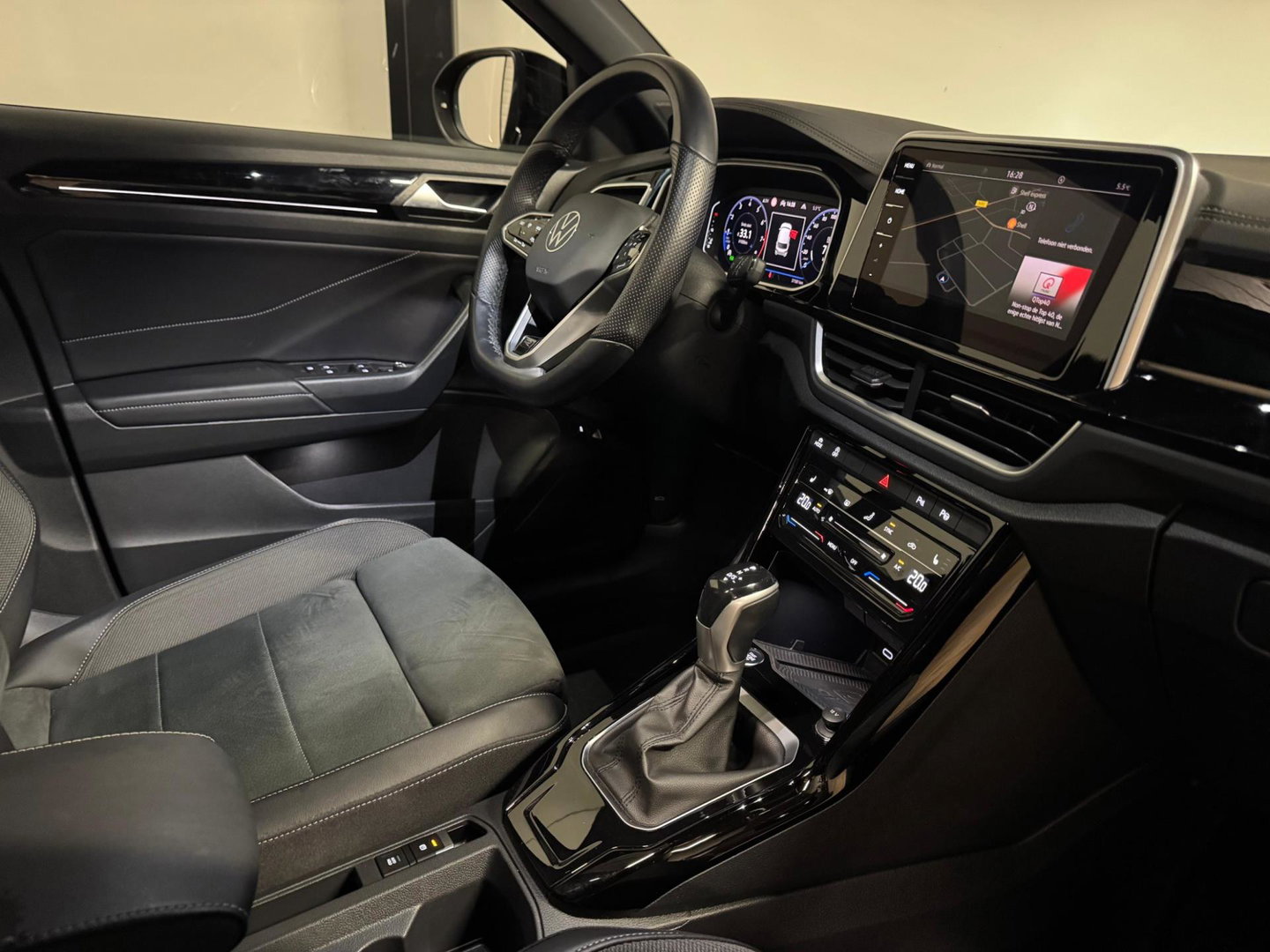 Volkswagen T-Roc 1.5 TSI R-Line PANO KEYLESS CAM