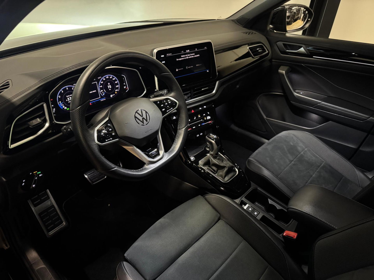 Volkswagen T-Roc 1.5 TSI R-Line PANO KEYLESS CAM