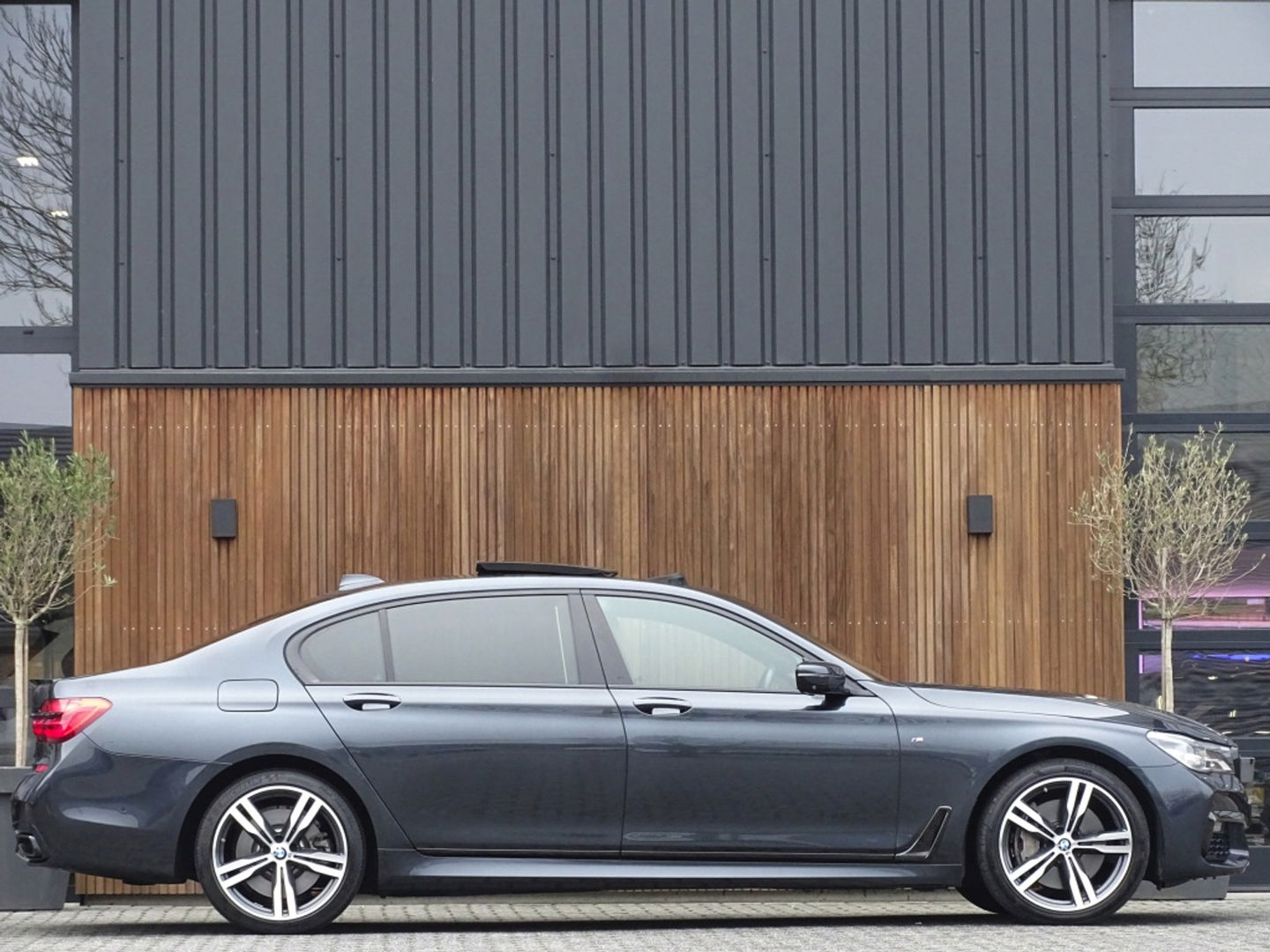 BMW 7 Serie 750Li LANG V8 449PK xDr. High Exec / M-Individual / Bowers & Wil