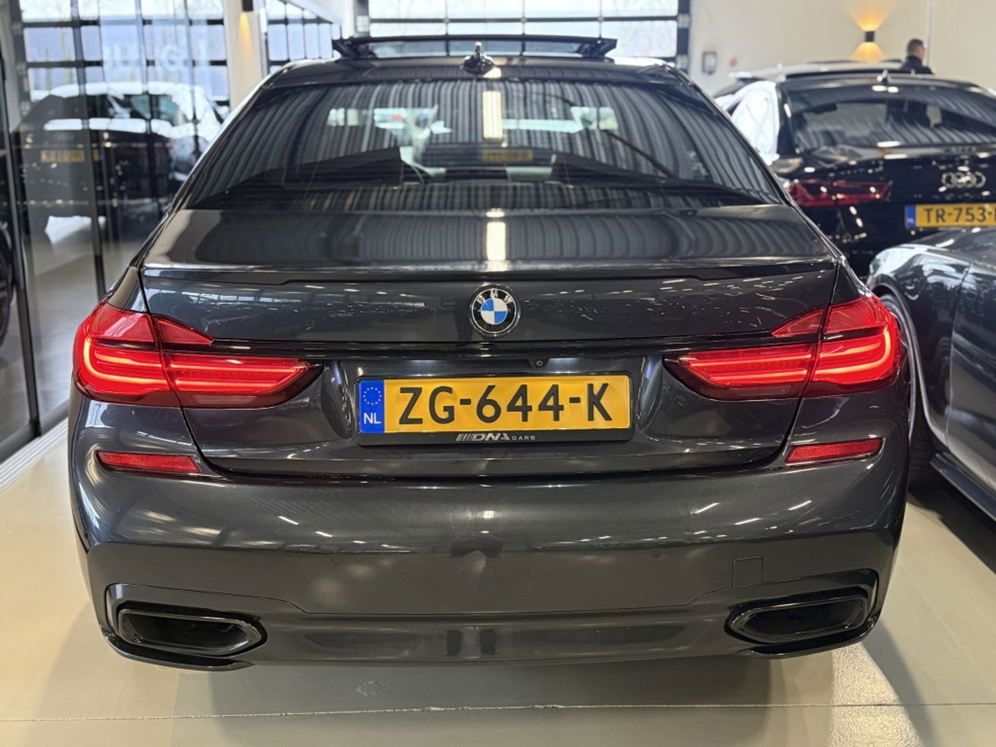 BMW 7 Serie 750Li LANG V8 449PK xDr. High Exec / M-Individual / Bowers & Wil