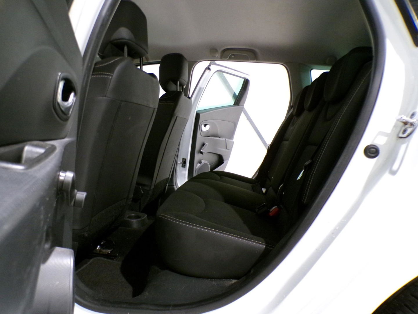 Renault Clio Estate 1.5 dCi ECO Night&Day "Origineel NL!" Bluetooth Navigatie Winterbanden Camera Parkeersensoren Airco Keyless