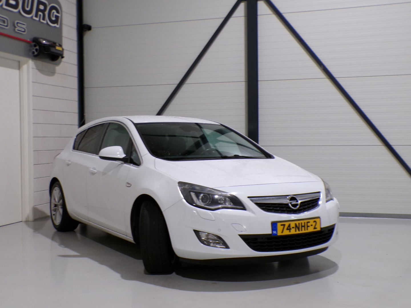 Opel Astra 1.6 Turbo Cosmo "Origineel NL!" Trekhaak Xenon Leer Stoelverwarming Bluetooth Navigatie Cruise-control Parkeersensoren