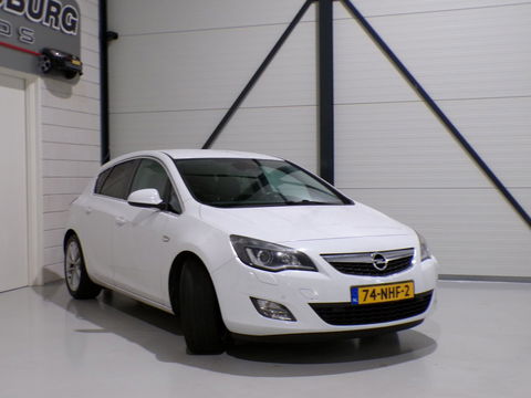 Opel Astra 1.6 Turbo Cosmo "Origineel NL!" Trekhaak Xenon Leer Stoelverwarming Bluetooth Navigatie Cruise-control Parkeersensoren