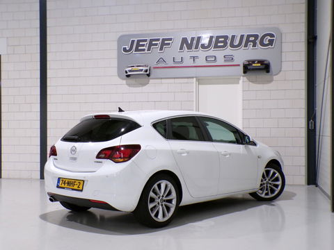 Opel Astra 1.6 Turbo Cosmo "Origineel NL!" Trekhaak Xenon Leer Stoelverwarming Bluetooth Navigatie Cruise-control Parkeersensoren