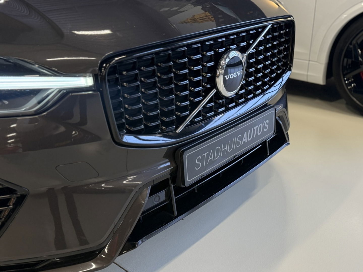 Volvo XC60 T6 341K AWD Recharge Plug-In Hybrid / R- Design / LED