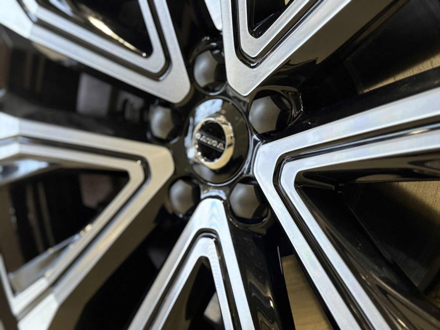 Volvo XC60 T6 341K AWD Recharge Plug-In Hybrid / R- Design / LED