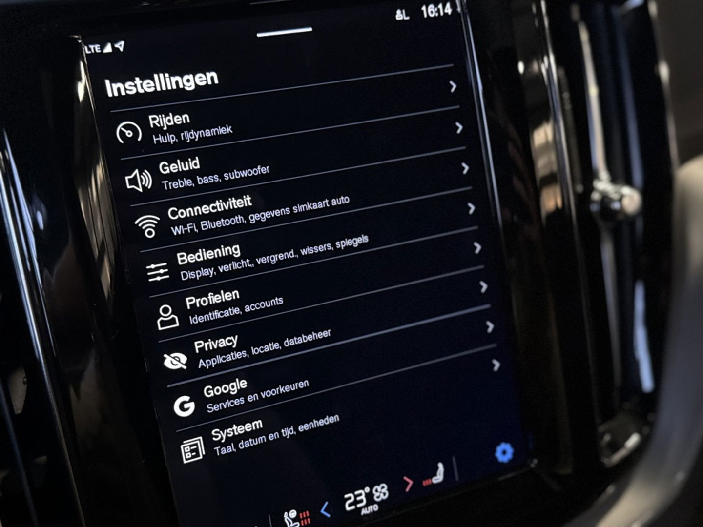 Volvo XC60 T6 341K AWD Recharge Plug-In Hybrid / R- Design / LED