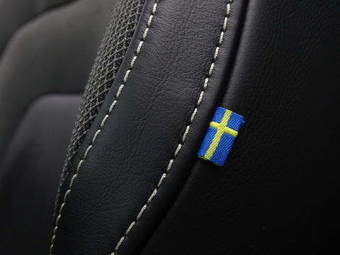 Volvo XC60 T6 341K AWD Recharge Plug-In Hybrid / R- Design / LED