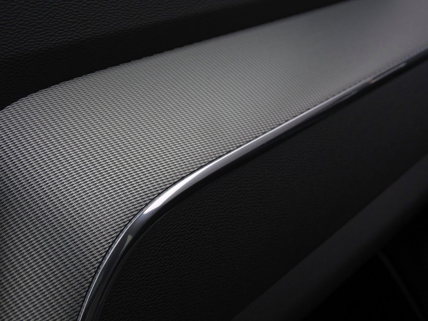 Volvo XC60 T6 341K AWD Recharge Plug-In Hybrid / R- Design / LED