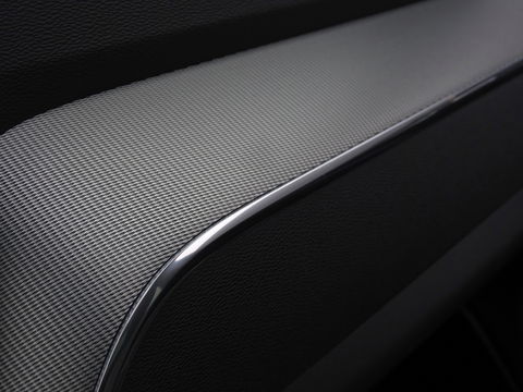 Volvo XC60 T6 341K AWD Recharge Plug-In Hybrid / R- Design / LED