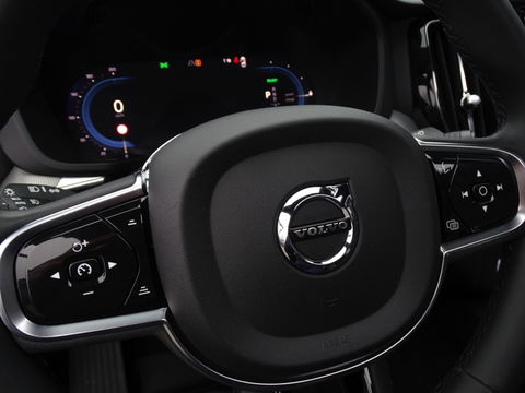 Volvo XC60 T6 341K AWD Recharge Plug-In Hybrid / R- Design / LED