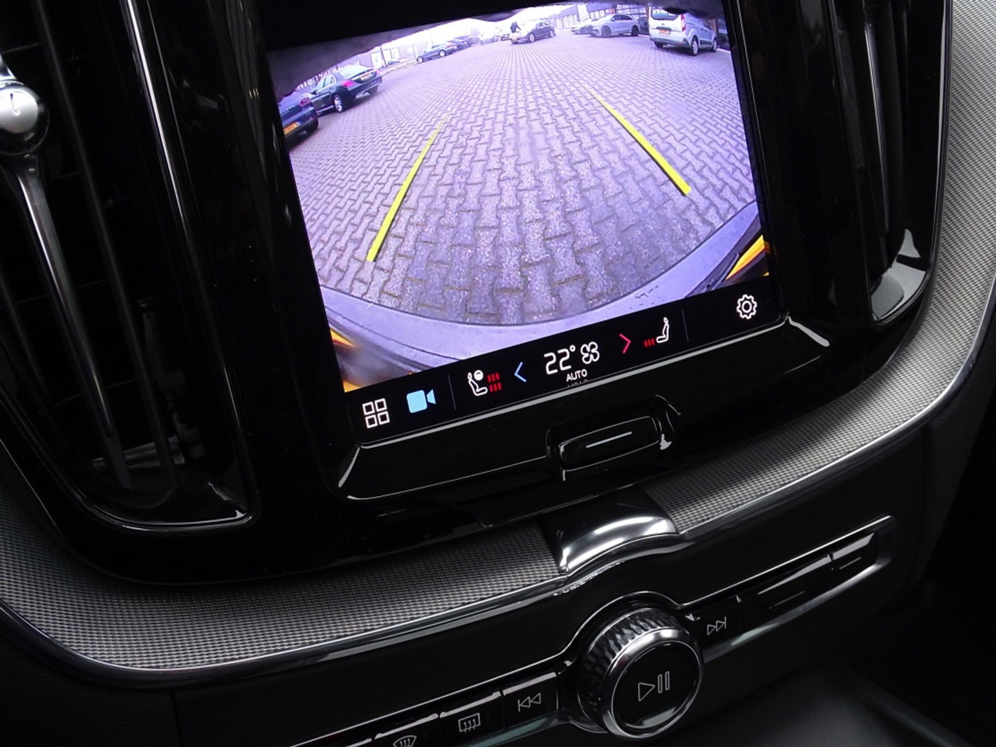 Volvo XC60 T6 341K AWD Recharge Plug-In Hybrid / R- Design / LED