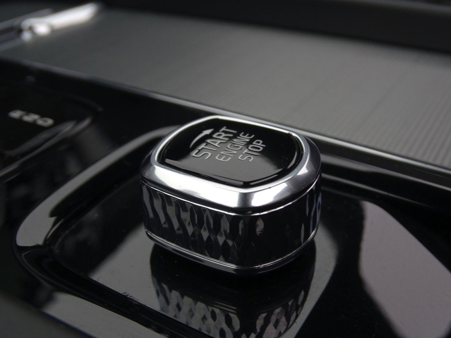 Volvo XC60 T6 341K AWD Recharge Plug-In Hybrid / R- Design / LED