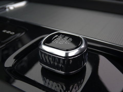 Volvo XC60 T6 341K AWD Recharge Plug-In Hybrid / R- Design / LED