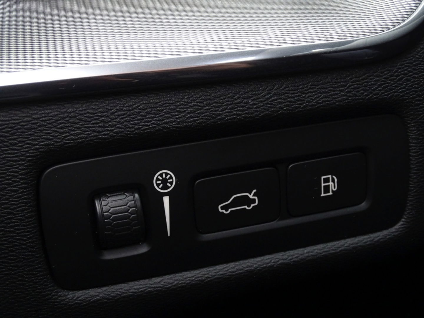 Volvo XC60 T6 341K AWD Recharge Plug-In Hybrid / R- Design / LED