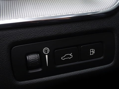 Volvo XC60 T6 341K AWD Recharge Plug-In Hybrid / R- Design / LED