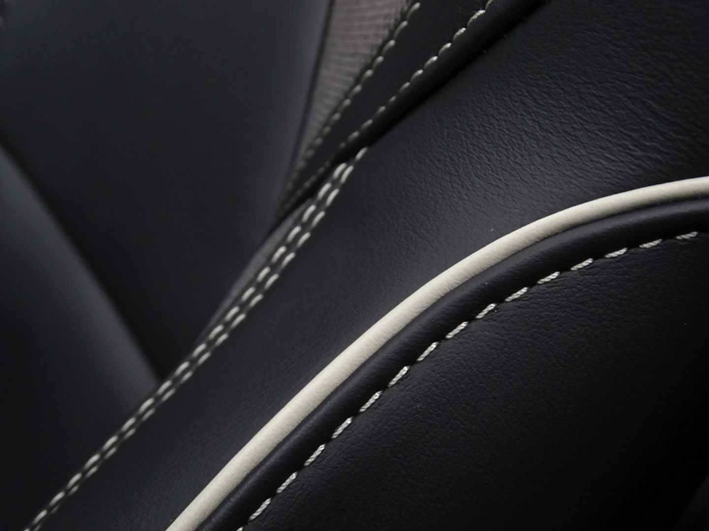 Volvo XC60 T6 341K AWD Recharge Plug-In Hybrid / R- Design / LED