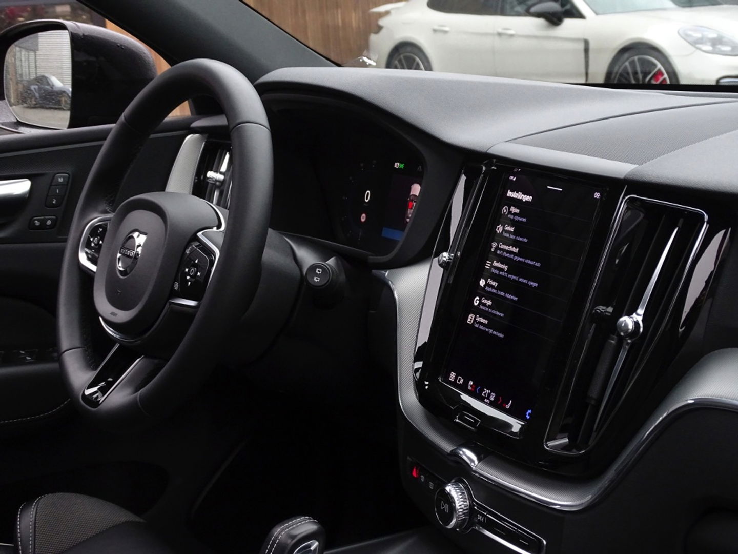 Volvo XC60 T6 341K AWD Recharge Plug-In Hybrid / R- Design / LED