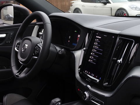 Volvo XC60 T6 341K AWD Recharge Plug-In Hybrid / R- Design / LED