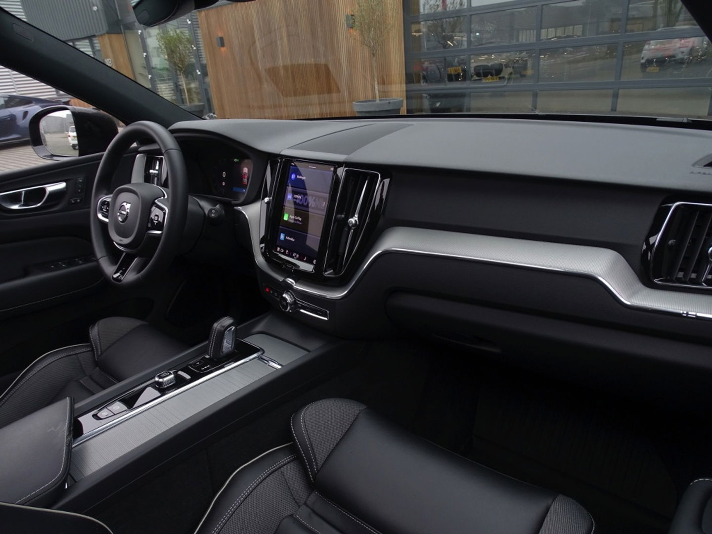 Volvo XC60 T6 341K AWD Recharge Plug-In Hybrid / R- Design / LED