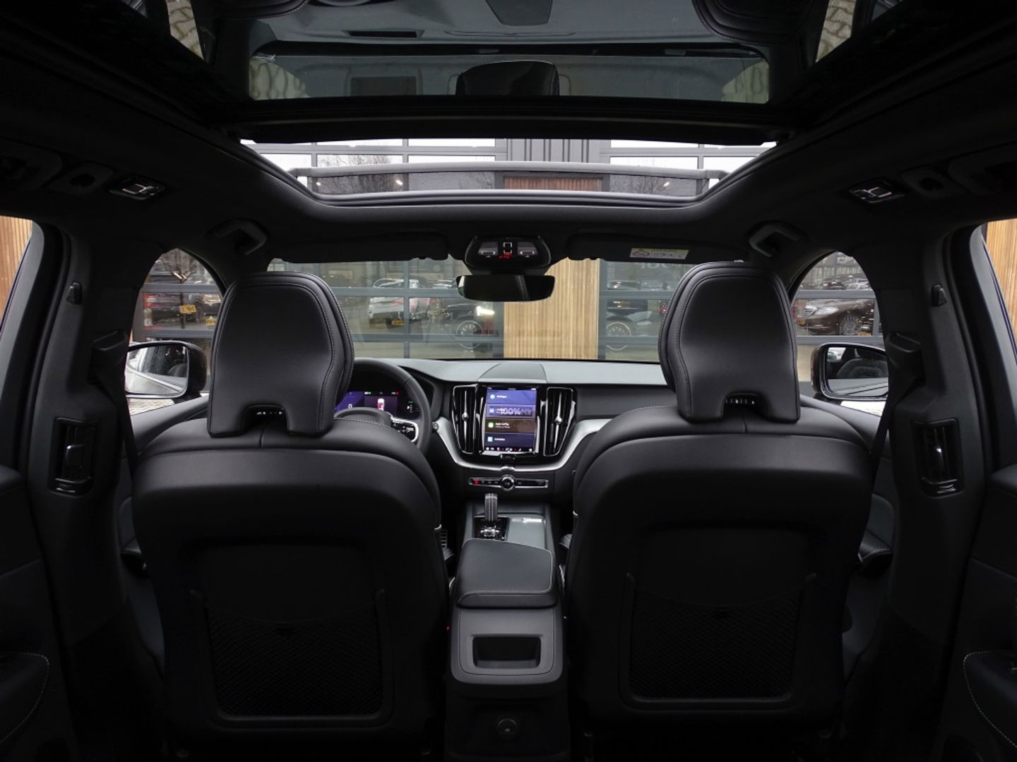 Volvo XC60 T6 341K AWD Recharge Plug-In Hybrid / R- Design / LED