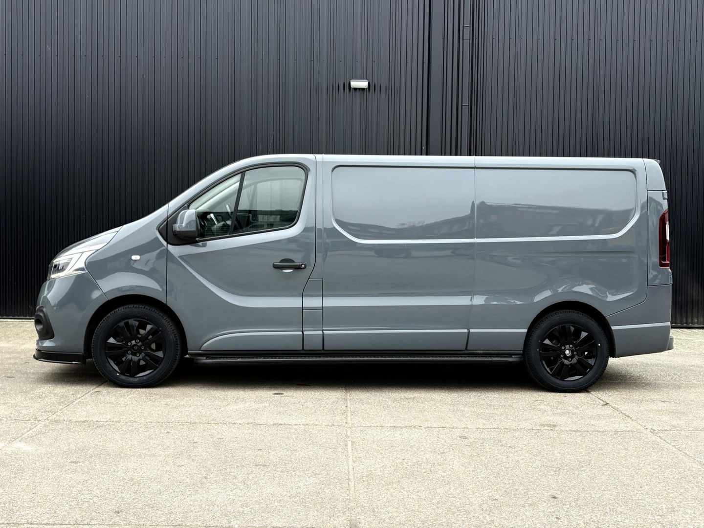 Renault Trafic 2.0 dCi 170pk EDC L2H1 Black Edition | BW LEASE EDITION | MARGE | SPOILERS | STEPS | LMV |