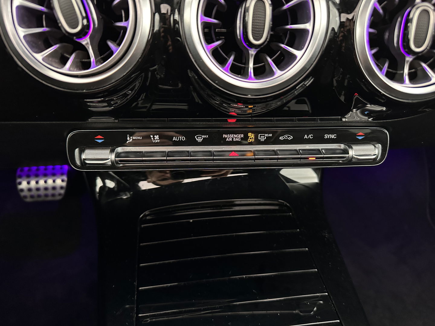 Mercedes-Benz CLA-Klasse Shooting Brake 180 AMG-Line Business Solution (INCL-BTW) *PANO | LEATHER-MICROFIBRE | FULL-LED | AMBIENTLIGHT | BLINDSPOT | HEATED-SPORTSEATS | WIDESCREEN-DIGICOCKPIT | DAB+ | NAVI-FULLMAP | CAMERA | PRIVACYGLASS | 18''ALU*