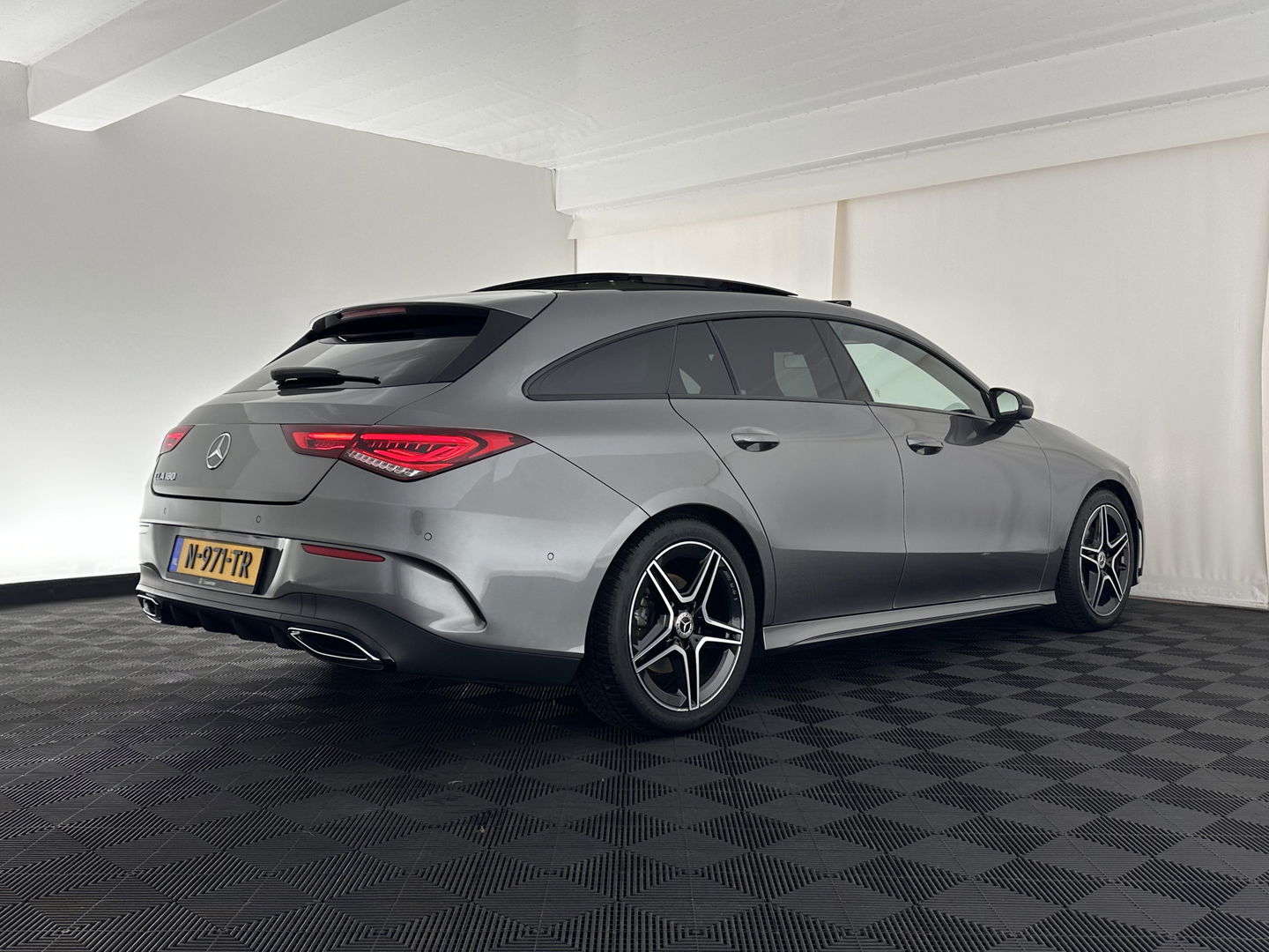 Mercedes-Benz CLA-Klasse Shooting Brake 180 AMG-Line Business Solution (INCL-BTW) *PANO | LEATHER-MICROFIBRE | FULL-LED | AMBIENTLIGHT | BLINDSPOT | HEATED-SPORTSEATS | WIDESCREEN-DIGICOCKPIT | DAB+ | NAVI-FULLMAP | CAMERA | PRIVACYGLASS | 18''ALU*