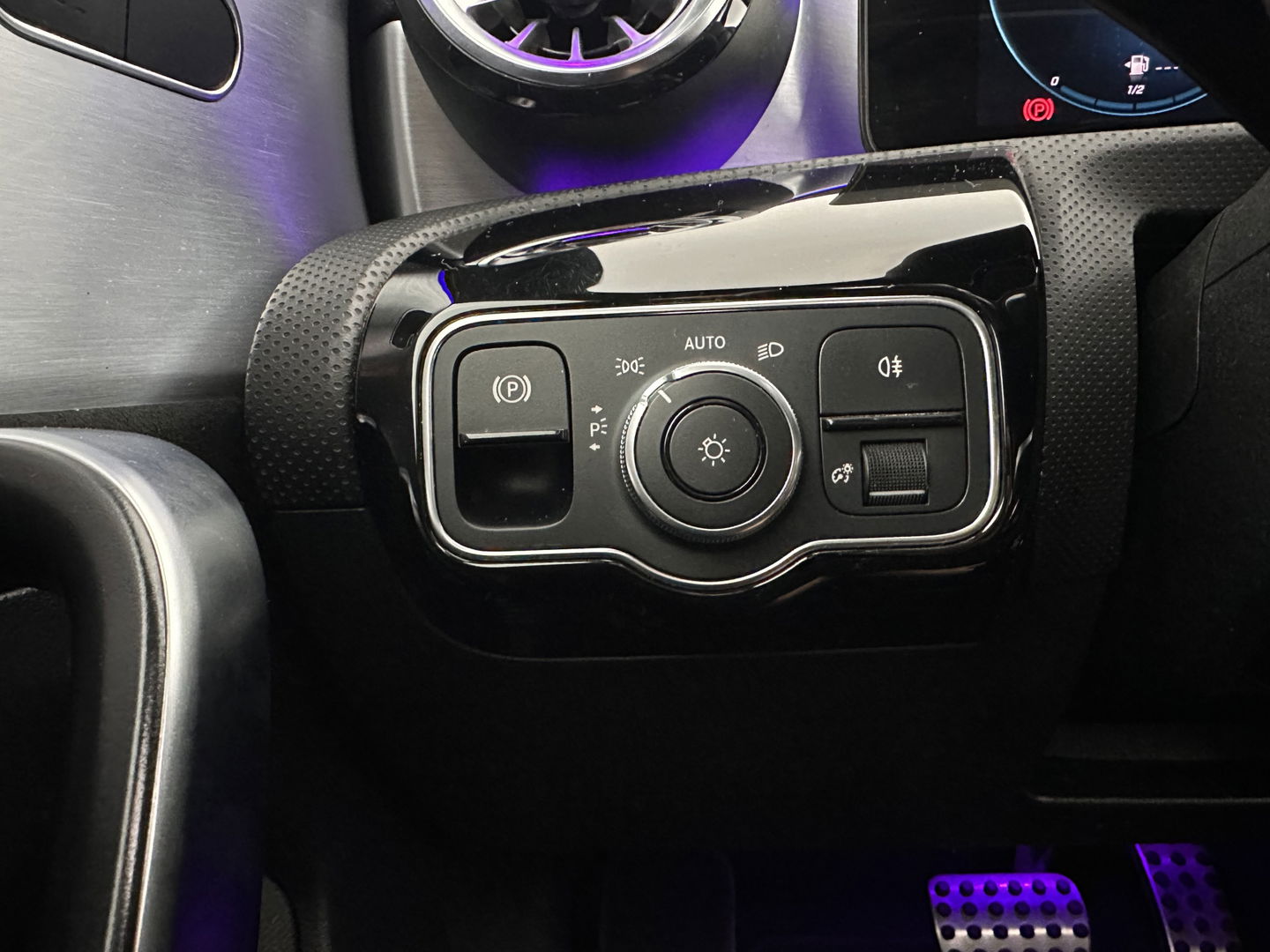 Mercedes-Benz CLA-Klasse Shooting Brake 180 AMG-Line Business Solution (INCL-BTW) *PANO | LEATHER-MICROFIBRE | FULL-LED | AMBIENTLIGHT | BLINDSPOT | HEATED-SPORTSEATS | WIDESCREEN-DIGICOCKPIT | DAB+ | NAVI-FULLMAP | CAMERA | PRIVACYGLASS | 18''ALU*