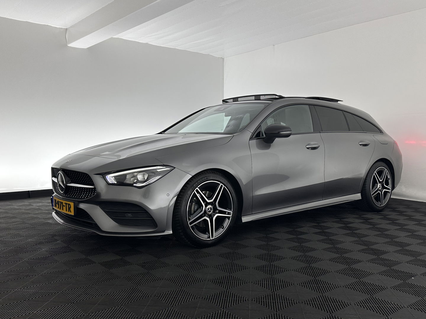 Mercedes-Benz CLA-Klasse Shooting Brake 180 AMG-Line Business Solution (INCL-BTW) *PANO | LEATHER-MICROFIBRE | FULL-LED | AMBIENTLIGHT | BLINDSPOT | HEATED-SPORTSEATS | WIDESCREEN-DIGICOCKPIT | DAB+ | NAVI-FULLMAP | CAMERA | PRIVACYGLASS | 18''ALU*
