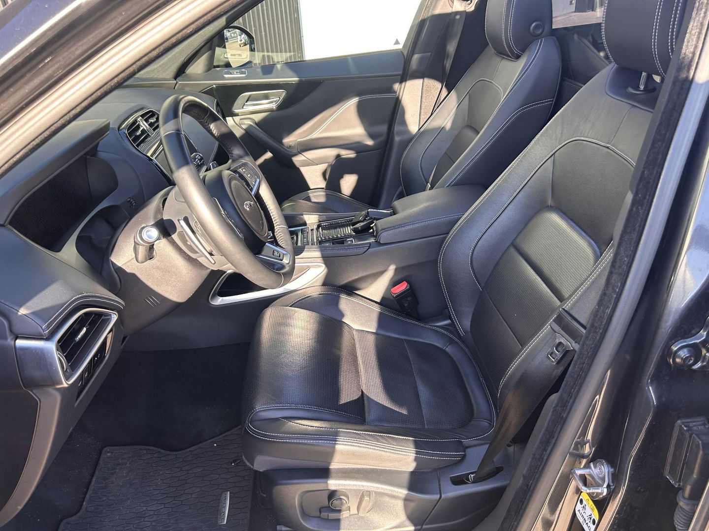 Jaguar F-PACE 2.0d AWD R-Sport R-Sport | GRIJS KENTEKEN | 4X4 | TREKHAAK 2400KG | Vol opties! | PANO | LED | Elektr. Verstelbare stoelen | Stuurverwarming