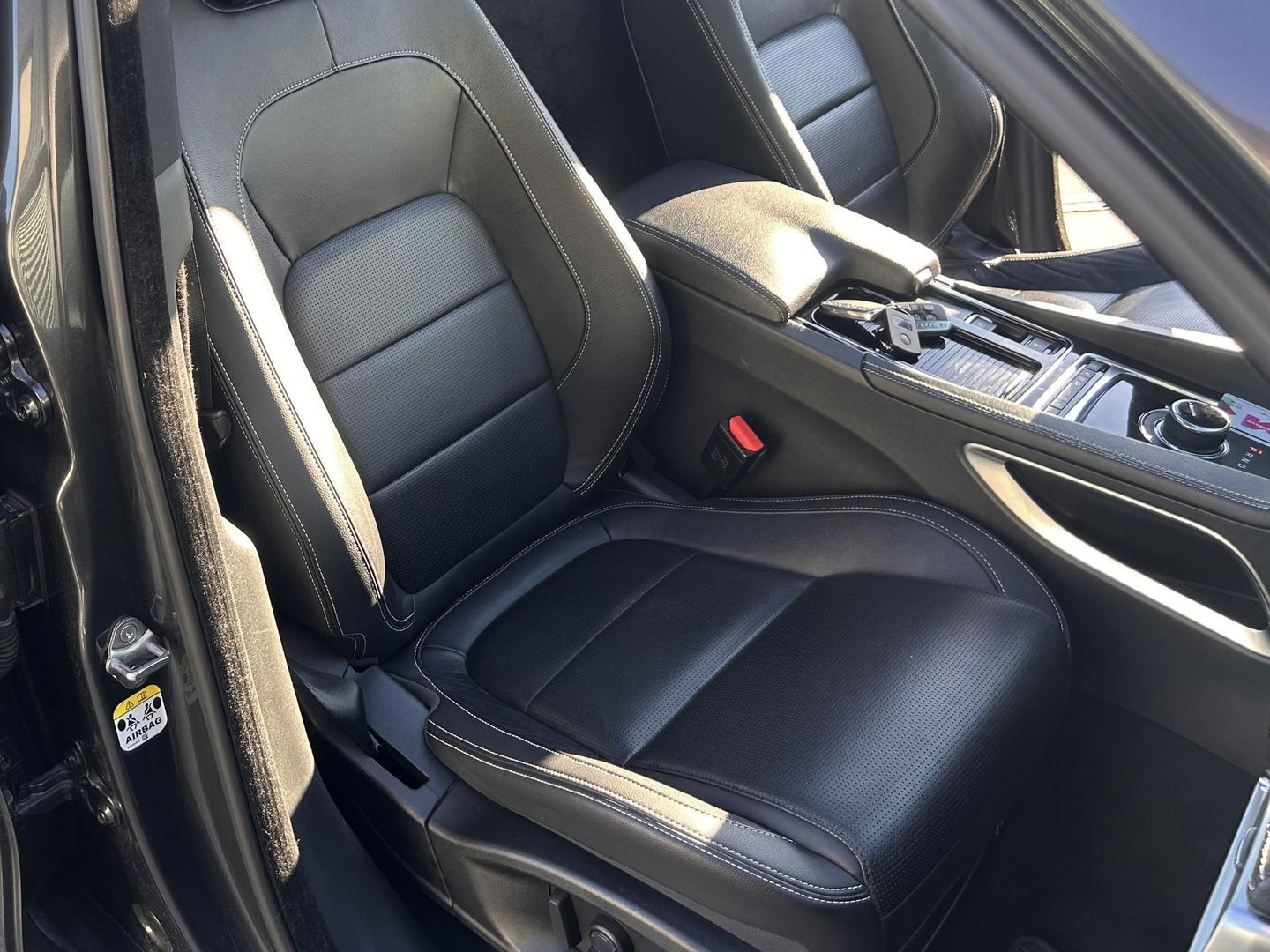 Jaguar F-PACE 2.0d AWD R-Sport R-Sport | GRIJS KENTEKEN | 4X4 | TREKHAAK 2400KG | Vol opties! | PANO | LED | Elektr. Verstelbare stoelen | Stuurverwarming