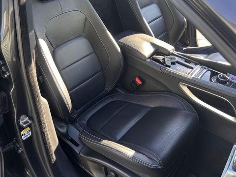 Jaguar F-PACE 2.0d AWD R-Sport R-Sport | GRIJS KENTEKEN | 4X4 | TREKHAAK 2400KG | Vol opties! | PANO | LED | Elektr. Verstelbare stoelen | Stuurverwarming