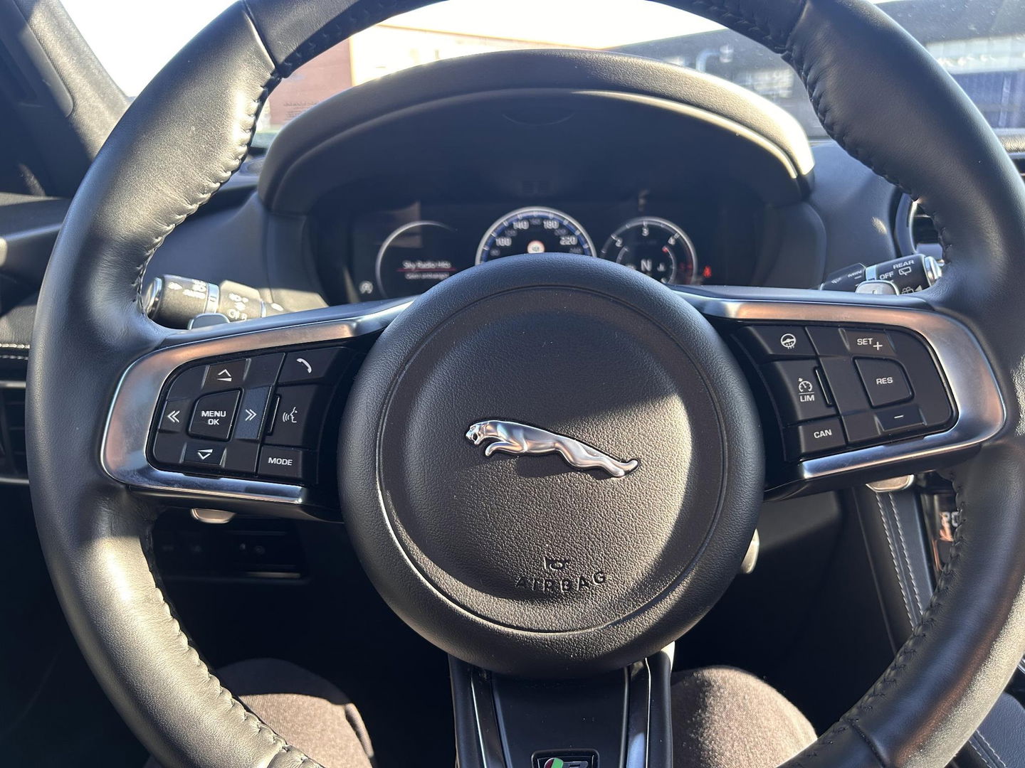 Jaguar F-PACE 2.0d AWD R-Sport R-Sport | GRIJS KENTEKEN | 4X4 | TREKHAAK 2400KG | Vol opties! | PANO | LED | Elektr. Verstelbare stoelen | Stuurverwarming