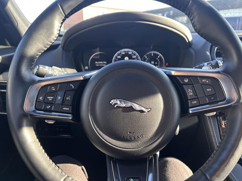 Jaguar F-PACE 2.0d AWD R-Sport R-Sport | GRIJS KENTEKEN | 4X4 | TREKHAAK 2400KG | Vol opties! | PANO | LED | Elektr. Verstelbare stoelen | Stuurverwarming
