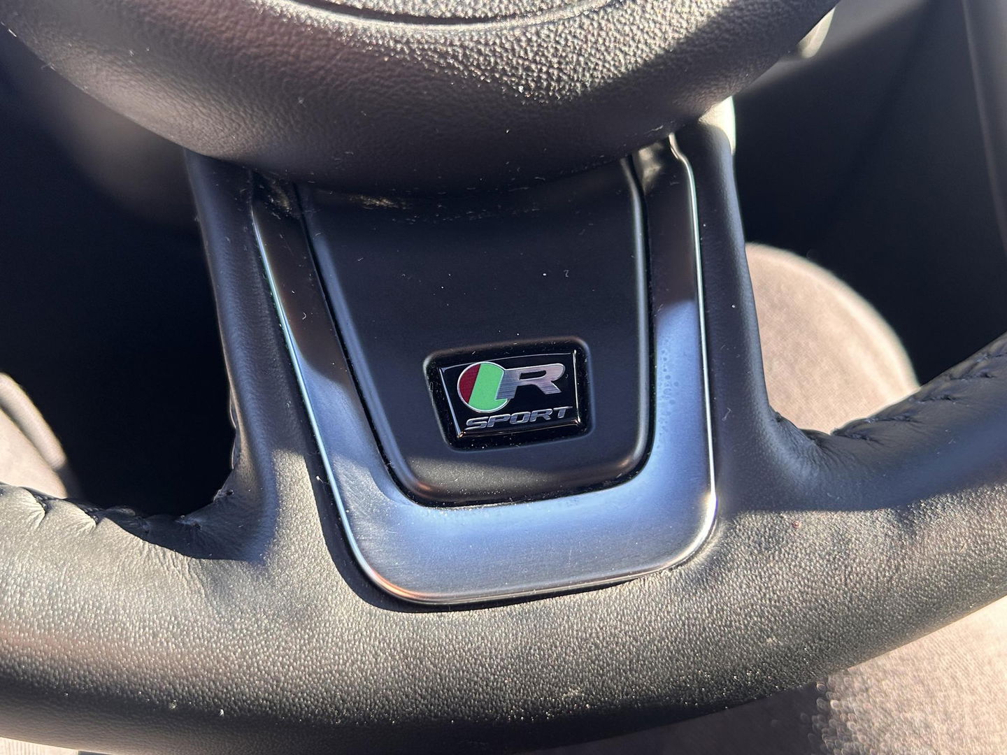 Jaguar F-PACE 2.0d AWD R-Sport R-Sport | GRIJS KENTEKEN | 4X4 | TREKHAAK 2400KG | Vol opties! | PANO | LED | Elektr. Verstelbare stoelen | Stuurverwarming