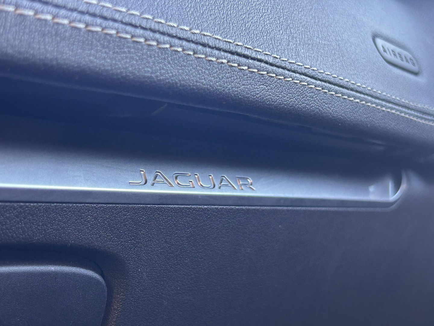 Jaguar F-PACE 2.0d AWD R-Sport R-Sport | GRIJS KENTEKEN | 4X4 | TREKHAAK 2400KG | Vol opties! | PANO | LED | Elektr. Verstelbare stoelen | Stuurverwarming