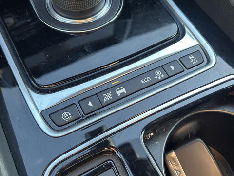 Jaguar F-PACE 2.0d AWD R-Sport R-Sport | GRIJS KENTEKEN | 4X4 | TREKHAAK 2400KG | Vol opties! | PANO | LED | Elektr. Verstelbare stoelen | Stuurverwarming