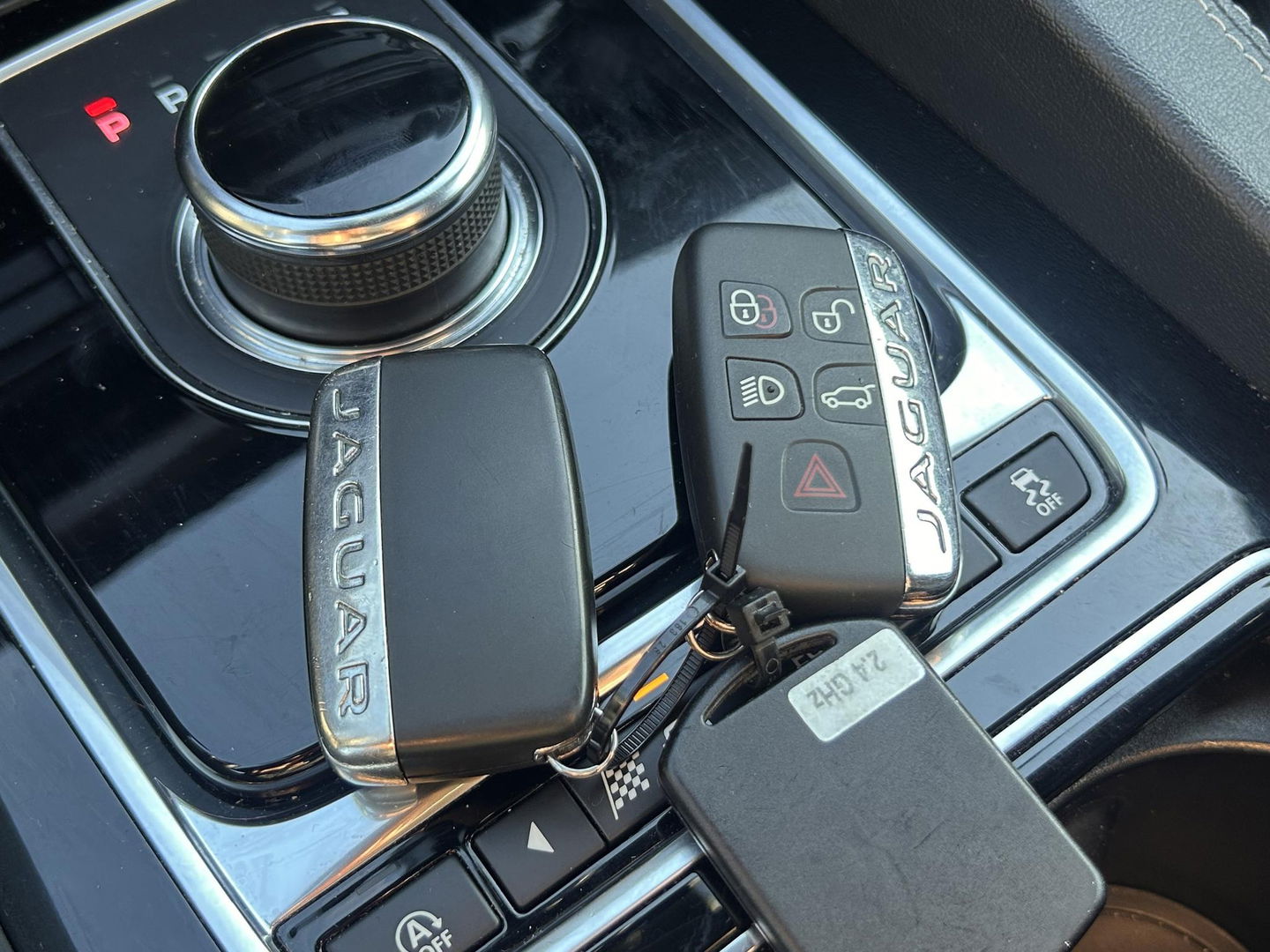 Jaguar F-PACE 2.0d AWD R-Sport R-Sport | GRIJS KENTEKEN | 4X4 | TREKHAAK 2400KG | Vol opties! | PANO | LED | Elektr. Verstelbare stoelen | Stuurverwarming