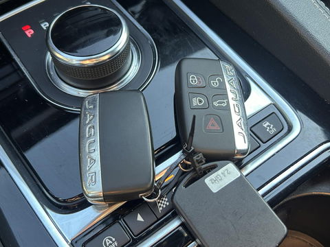 Jaguar F-PACE 2.0d AWD R-Sport R-Sport | GRIJS KENTEKEN | 4X4 | TREKHAAK 2400KG | Vol opties! | PANO | LED | Elektr. Verstelbare stoelen | Stuurverwarming